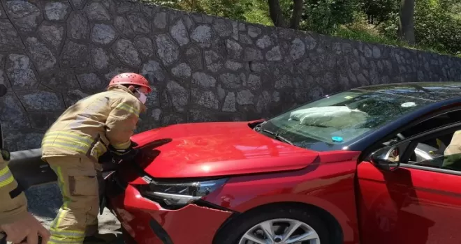 Direksiyon hakimiyetini kaybeden araç sürücüsü bariyere çarptı
