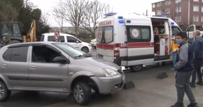Direksiyon hakimiyetini kaybetti, kaldırıma çıktı
