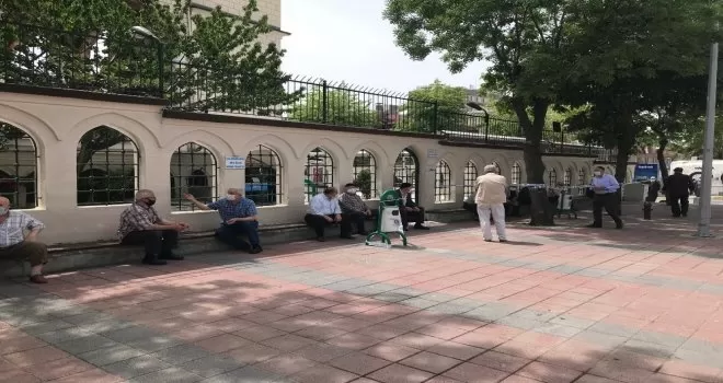 Dışarı çıkan yaşlı adam: “Allah’ın verdiği canı korona alamaz”
