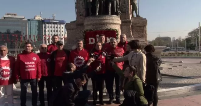 DİSK Taksim Anıtı’na çelenk bıraktı

