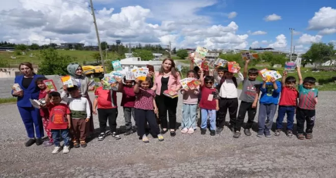 Diyarbakır’da ‘Masal Sandığı’ projesiyle kitaplar çocuklara ulaştırıldı