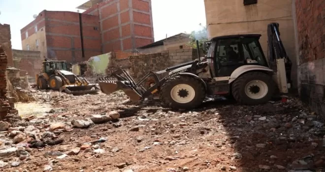 Diyarbakır Muradiye’de metruk binalar yıkılıyor