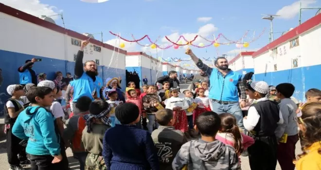 Dizi oyuncuları yetimlerin gönlünü fethetti
