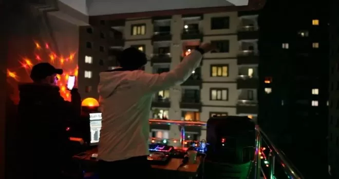DJ kabinini evinin balkonuna kurdu, mahalleliyi coşturdu
