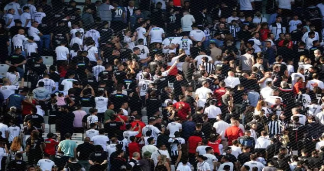 Dolmabahçe’de Beşiktaş taraftarından sessiz protesto
