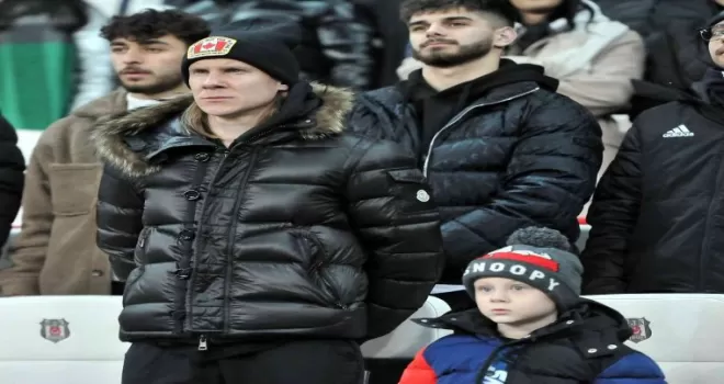 Domagoj Vida tribünde
