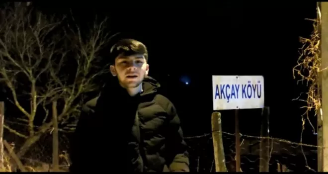 Domuzdan kaçan genç kendini otomobilin üzerine attı
