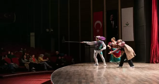 ’Don Kişot’ İzmirli minik izleyicileri büyüledi