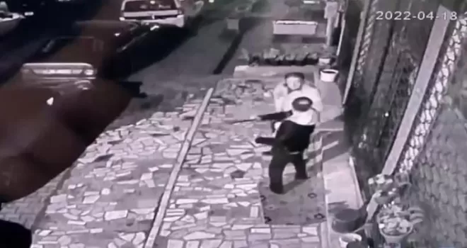 Döner bıçağıyla saldırdı, sonra ailesinin yaşadığı evi taşladı
