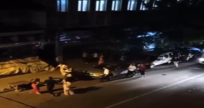 Düğünden çıktılar, kavgaya tutuştular, o anlar kamerada
