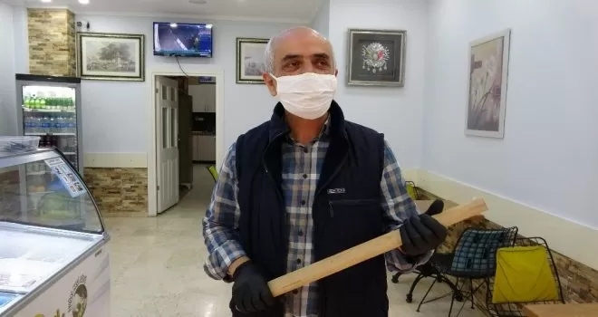 Dükkanına giren hırsızları sopayla kovaladı, o anlar kameraya yansıdı
