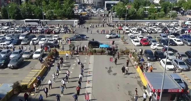 Duruşmaların başlamasıyla birlikte Kartal Adliyesi’nde metrelerce kuyruk oluştu
