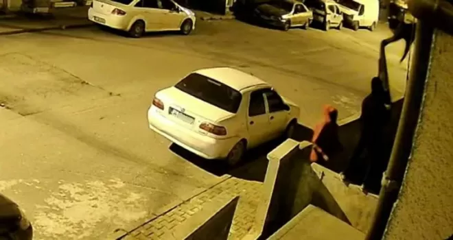 Duvara tırmanıp hırsızlık yaptılar: O anlar kamerada
