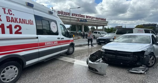 Düzce’de acil servis önünde yaralamalı kaza