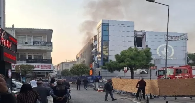 Düzce’de belediye binası yıkımında yangın paniği!