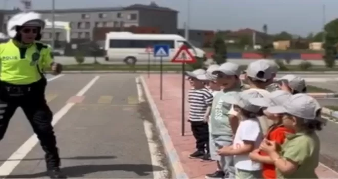 Düzce’de çocuklara polislerden eğlenceli eğitim