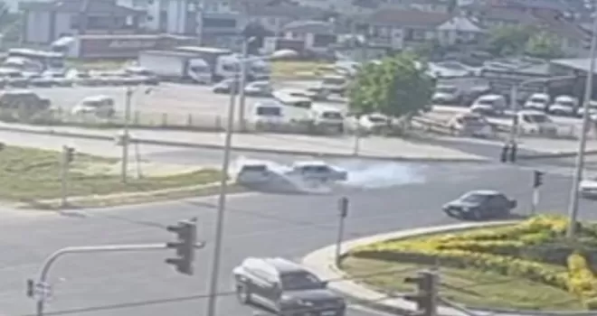 Düzce’de ışıklı kavşakta kaza