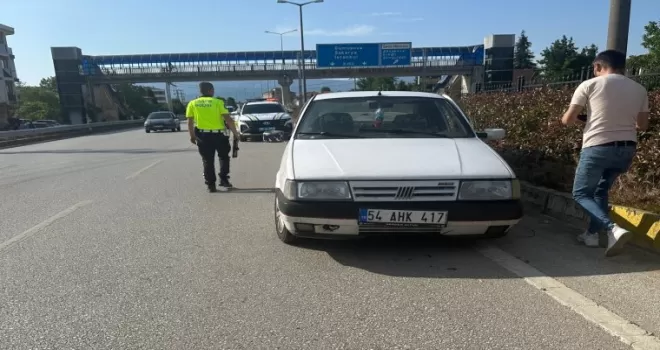 Düzce’de kamyonun sıkıştırdığı araç bariye çarptı!