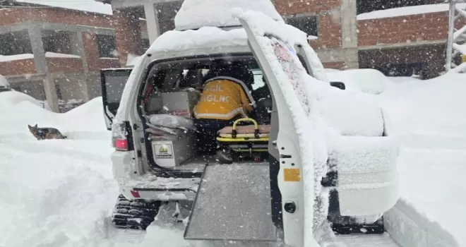 Düzce’de kar paletli ambulansla hasta kurtarıldı