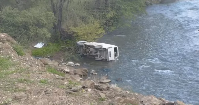 Düzce’de ticari minibüs şarampole devrildi: 1 ölü