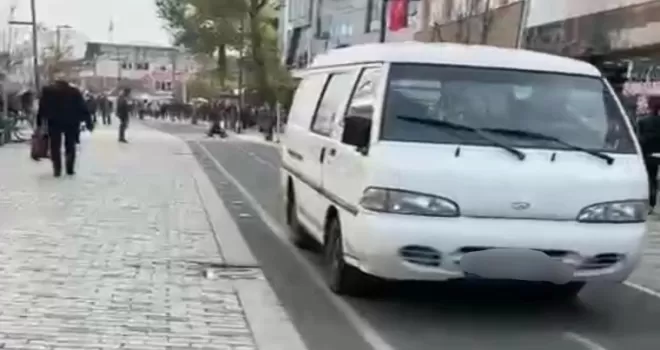 Düzce’de trafiğine kapalı caddeye ticari minibüs girdi!