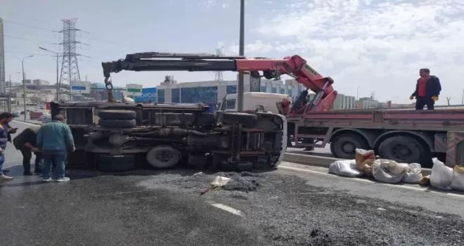 E-5 karayolunda metal yüklü kamyon devrildi
