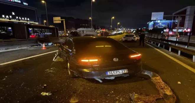E-5’te iki araca çarparak kaza yapan otomobilin motoru yolun ortasına düştü
