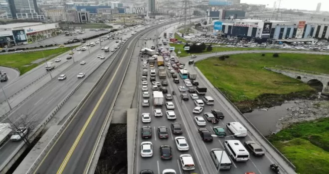 E-5’te kontrolden çıkan tır, metrobüs bariyerine çarptı
