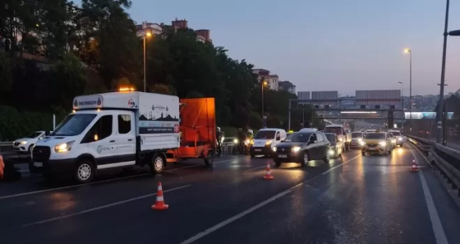 E-5’te otomobil elektrik direğine çarptı: 2 yaralı
