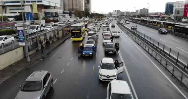 E5’te Ata’ya saygı duruşu havadan görüntülendi
