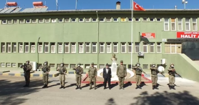 Elmacı Dede’den Mehmetçiğe duygulandıran hediye
