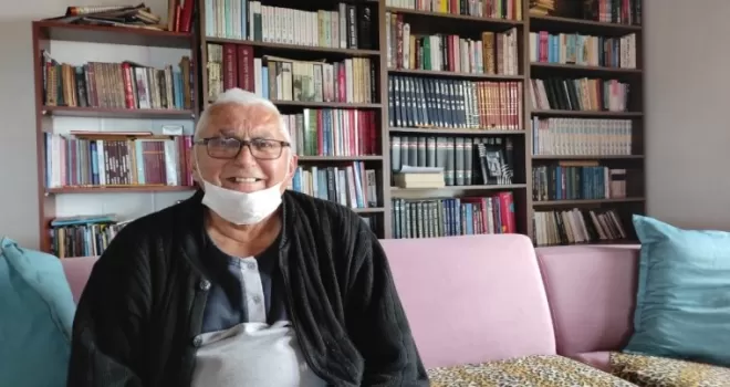 Emekli öğretmen evini kütüphaneye çevirdi
