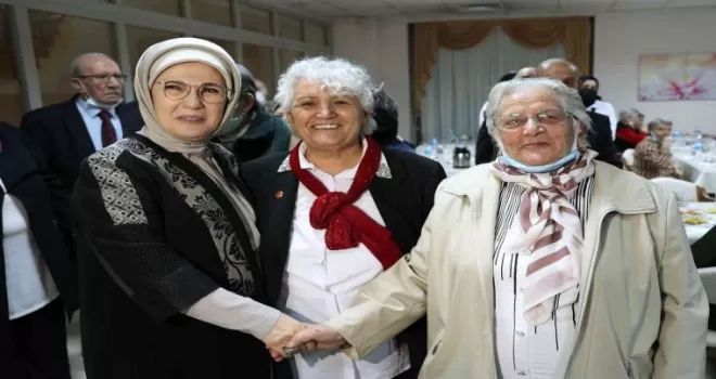 Emine Erdoğan’dan huzurevi sakinlerine sürpriz ziyaret
