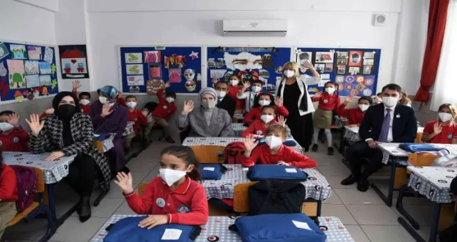 Emine Erdoğan’dan öğrencilere çifte müjde
