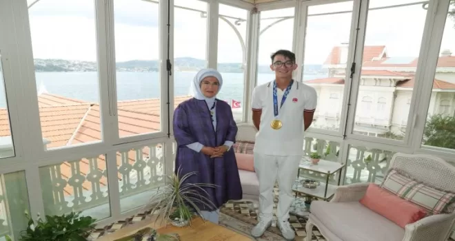 Emine Erdoğan, Mete Gazoz’u kabul etti

