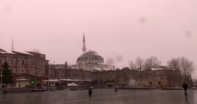 Eminönü Meydanı’nda kartpostallık görüntüler oluştu
