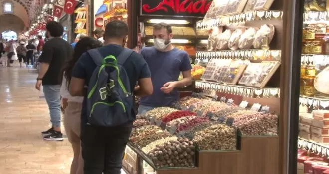 Eminönü’nde bayram alışverişi yoğunluğu yaşanıyor
