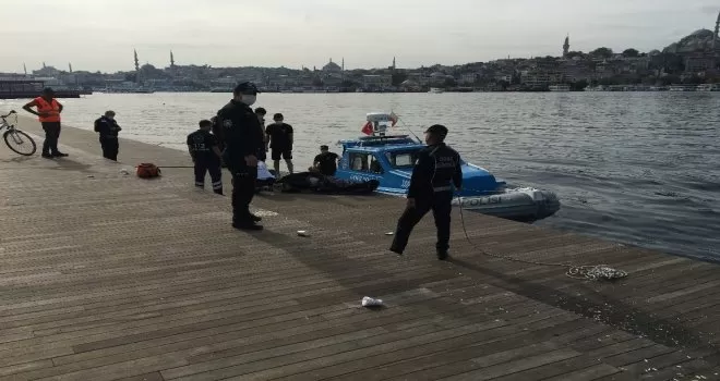 Eminönü’nde denizden erkek cesedi çıktı
