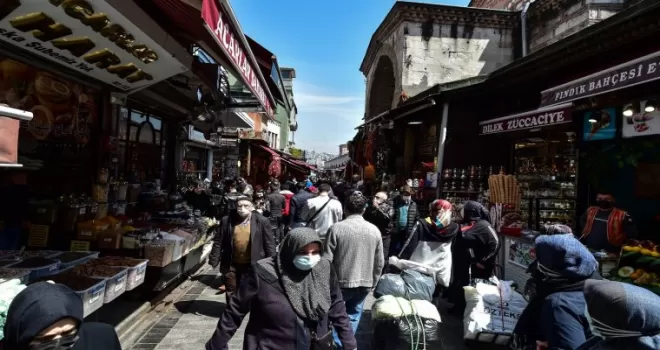 Eminönü’nde kapanma öncesi alışveriş hareketliliği
