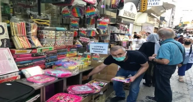 Eminönü’nde okul alışverişi heyecanı
