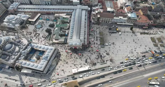Eminönü’nde Ramazan yoğunluğu havadan görüntülendi

