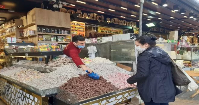 Eminönü’nde sosyal mesafesiz bayram alışverişi
