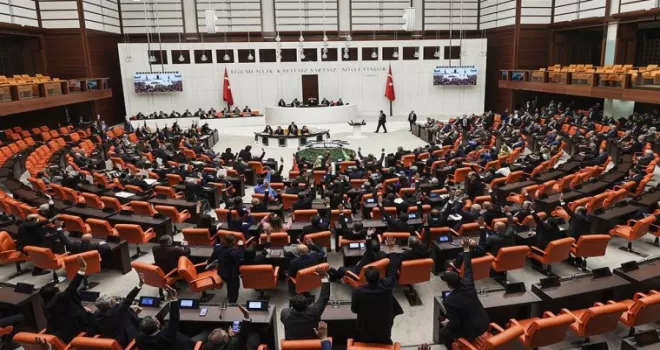 Emniyet, basın ve vergi düzenlemelerini içeren kanun teklifi yasalaştı