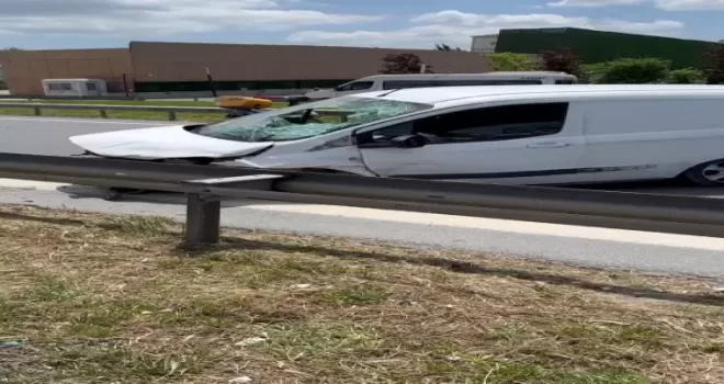 Emniyet kemerini takmadığı için otomobilin camından fırladı

