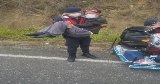 Engelli aracının lastiği patladı, yardımına jandarma koştu