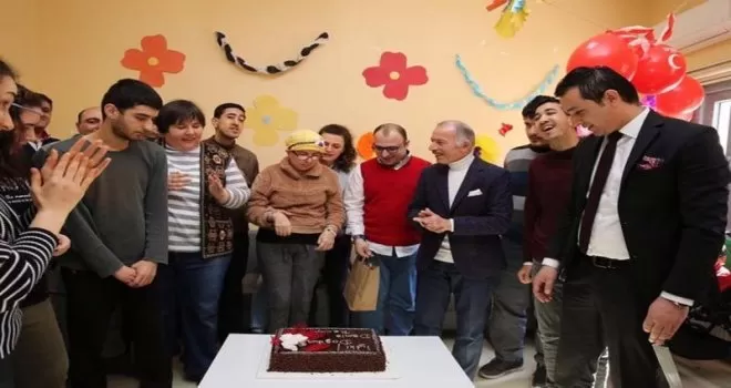 Engelli gençlerin doğum günü sevinci
