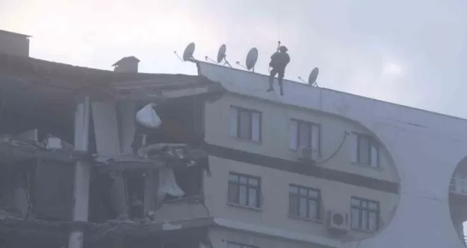 Enkazdaki kedi için helikopter kaldırıldı
