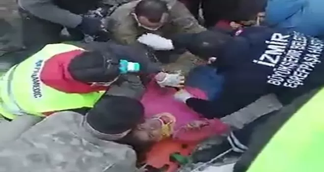 Enkazdan çıkarılan çocuğa ilk müdahale İzmirli gönüllü doktordan
