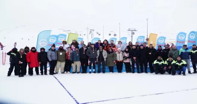 Erciyes’te kar voleybolu coşkusu