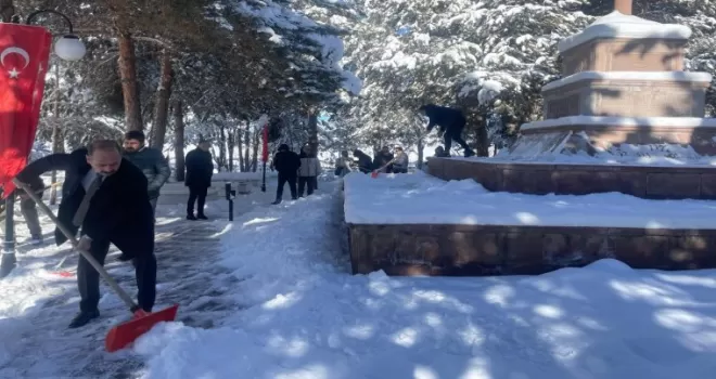 Erzurum’da şehitlikte duyarlılık örneği... Kürekleri alıp kar temizlediler